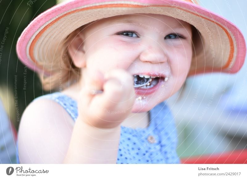 Kleinkind, Essen, Mädchen, lachen Löffel Kindererziehung feminin 1 Mensch 1-3 Jahre Strohhut Sonnenhut entdecken genießen frech Fröhlichkeit Glück natürlich