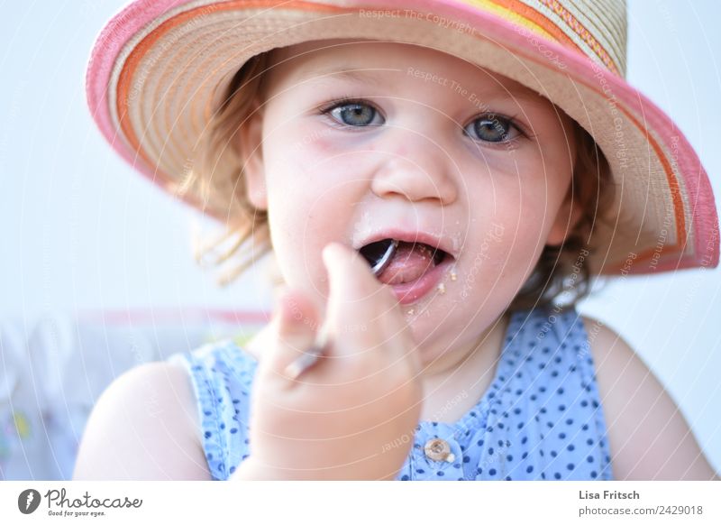 Kleinkind, Mädchen, Essen, Sonnenhut Ernährung Löffel feminin 1 Mensch 1-3 Jahre Strohhut entdecken frech Fröhlichkeit natürlich blau rosa