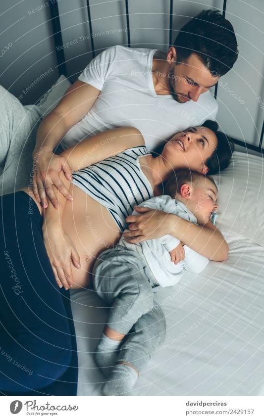 Schwanger mit Mann und Junge im Bett Glück schön Leben Erholung Schlafzimmer Kind Mensch Baby Kleinkind Frau Erwachsene Eltern Mutter Vater