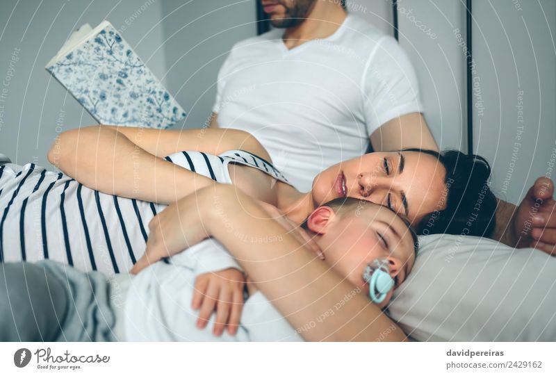 Mann liest mit Frau und Sohn im Schlaf schön Erholung lesen Schlafzimmer Kind Mensch Baby Kleinkind Erwachsene Eltern Mutter Vater Familie & Verwandtschaft Paar