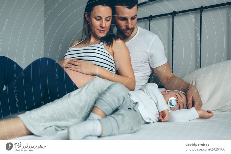 Schwangere Frau mit Ehemann sucht Sohn Glück schön Erholung Windstille Schlafzimmer Kind Mensch Baby Kleinkind Erwachsene Mann Eltern Mutter Vater