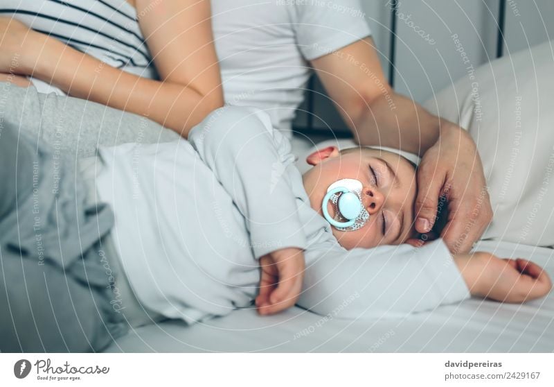 Das Baby schläft, während die Eltern streicheln. Lifestyle schön ruhig Kindererziehung Mensch Kleinkind Junge Frau Erwachsene Mann Mutter Vater
