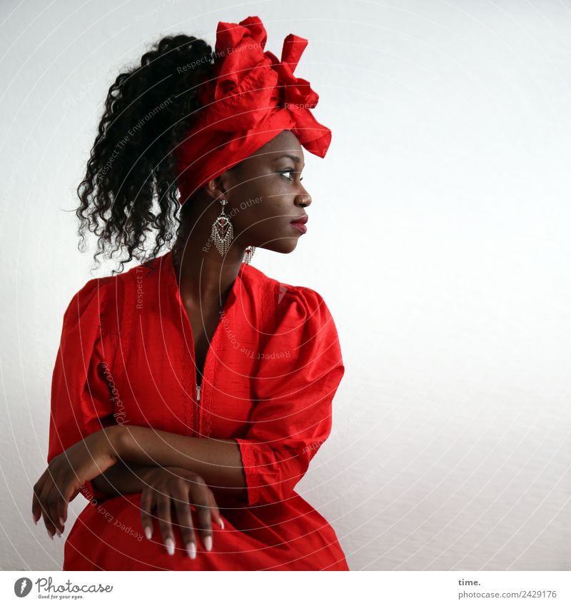 Apolline feminin Frau Erwachsene 1 Mensch Kleid Ohrringe Kopftuch schwarzhaarig langhaarig Locken beobachten Blick sitzen ästhetisch schön rot selbstbewußt