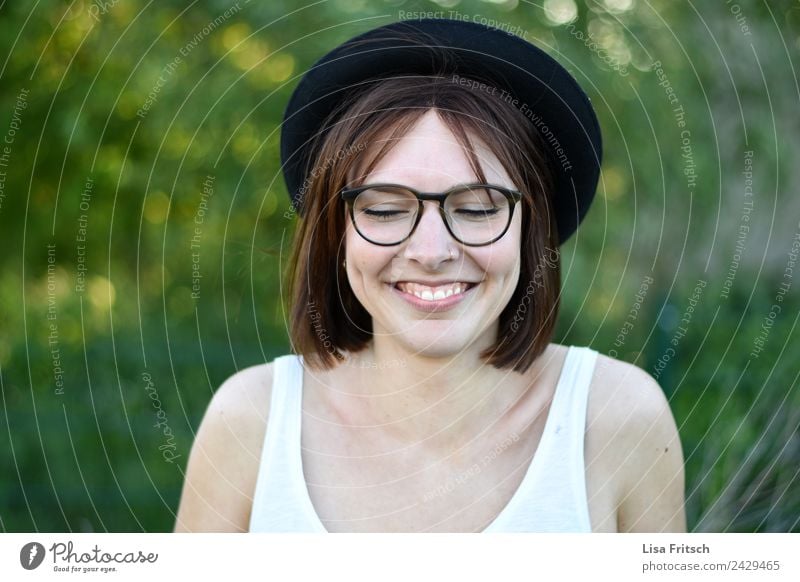 hihi Ferien & Urlaub & Reisen Ausflug feminin Junge Frau Jugendliche 1 Mensch 18-30 Jahre Erwachsene Umwelt Natur Piercing Brille Hut brünett kurzhaarig
