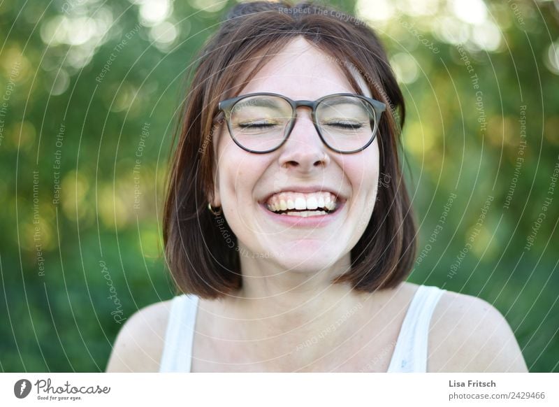 Freude feminin Junge Frau Jugendliche 1 Mensch 18-30 Jahre Erwachsene Piercing Brille brünett kurzhaarig genießen lachen ästhetisch Fröhlichkeit Gesundheit