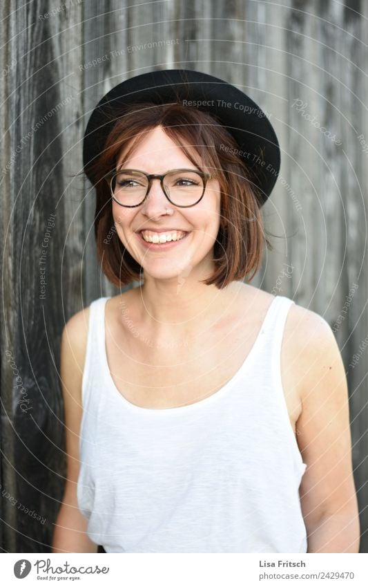 FRAU - HUT - BRILLE - HÜBSCH Lifestyle schön Junge Frau Jugendliche 1 Mensch 18-30 Jahre Erwachsene Mode Brille Hut brünett genießen lachen ästhetisch
