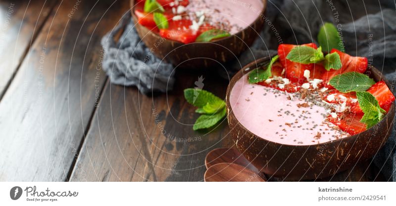 Erdbeer-Smoothie-Schalen Joghurt Frucht Dessert Ernährung Frühstück Vegetarische Ernährung Diät Schalen & Schüsseln Löffel Sommer dunkel frisch braun grün rosa