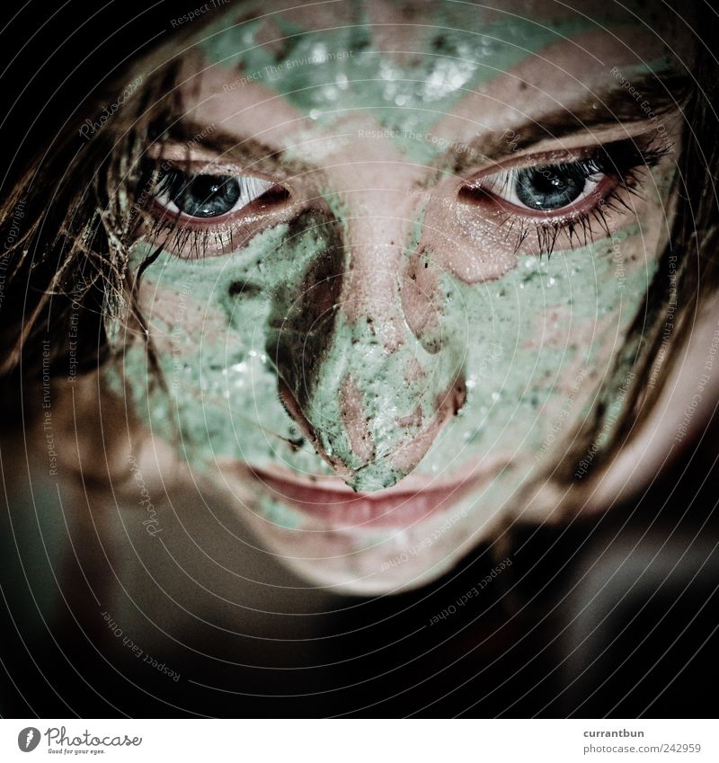 galionsfigurenbewerbungsbild Wasser ästhetisch schön feminin Wellness Zufriedenheit Gesichtsmaske Auge Wimpern grün Bad Farbfoto Innenaufnahme Nahaufnahme