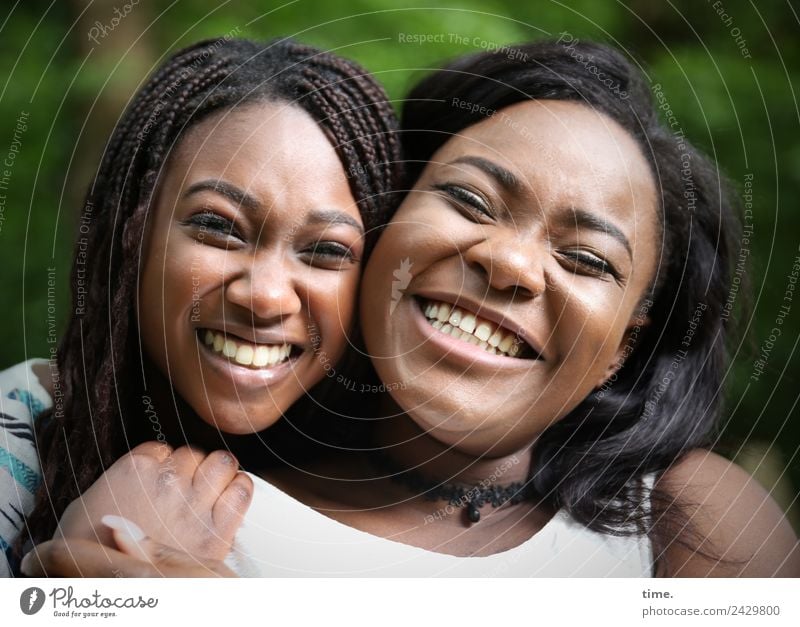 Romancia und Idoresse feminin Frau Erwachsene 2 Mensch Wald T-Shirt schwarzhaarig brünett langhaarig Afro-Look Erholung festhalten Lächeln lachen Blick