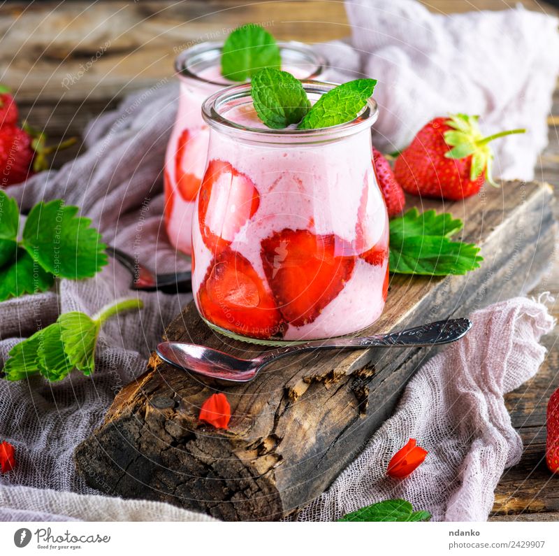 Smoothies von frischen Erdbeeren Joghurt Milcherzeugnisse Frucht Dessert Frühstück Diät Getränk Erfrischungsgetränk Löffel Tisch Holz Essen dunkel saftig grün