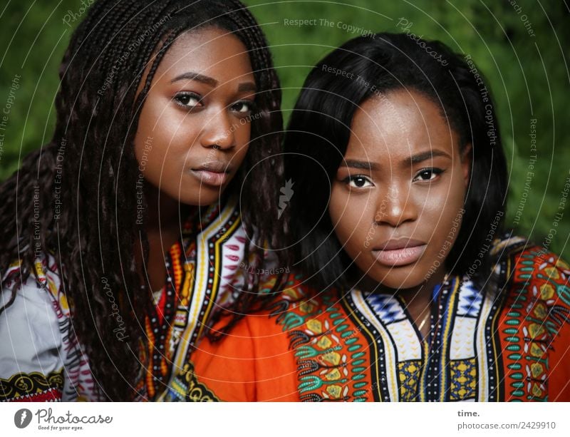 Romancia und Idoresse feminin Frau Erwachsene 2 Mensch Hemd schwarzhaarig langhaarig Afro-Look beobachten Blick schön mehrfarbig selbstbewußt Willensstärke