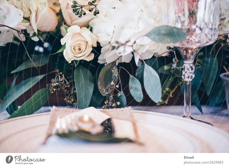 Tischlandschaft mit Blumenarrangement Lebensmittel Lifestyle Reichtum elegant Stil Design genießen Freude Abendessen Hochzeit Party Tischdekoration