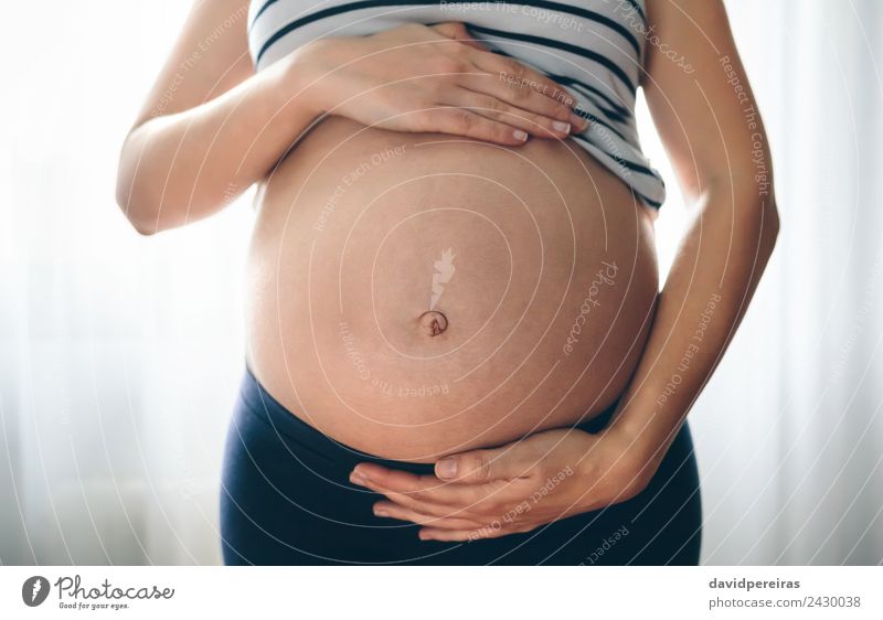 Schwangere Frau hält ihren Bauch. Lifestyle schön Leben Mensch Baby Erwachsene Mutter Hand Liebe warten authentisch nackt schwanger Gelassenheit Erwartung