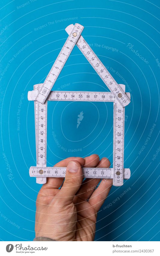 Hausbau - Zollstock - Planung Handwerker Baustelle Werkzeug Maßband Mann Erwachsene Finger bauen gebrauchen festhalten blau weiß Strukturen & Formen planen
