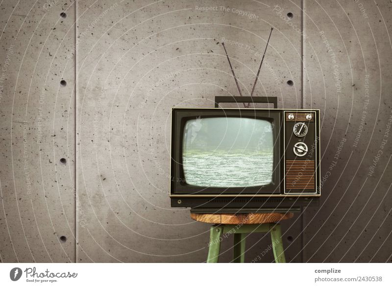 Vintage Fernseher auf Hocker vor Betonwand Lifestyle Stil Häusliches Leben Wohnung einrichten Innenarchitektur Dekoration & Verzierung Raum Entertainment