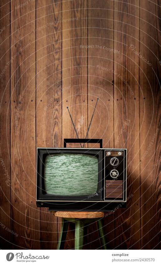 70er Jahre Fernseher vor Holzwand Wohnung Renovieren Umzug (Wohnungswechsel) Innenarchitektur Raum Wohnzimmer Dachboden Kindererziehung Medienbranche