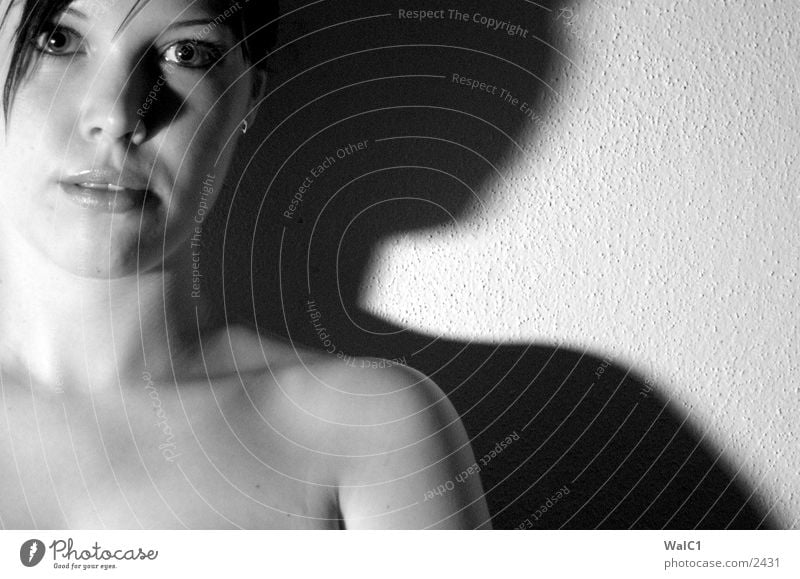 Die Schattenseite Frau Unterwäsche lasziv schwarz weiß Porträt Dame Schwarzweißfoto Erotik. erotisch Frauenbrust Dekolltee Hals Gesicht Blick Haare & Frisuren