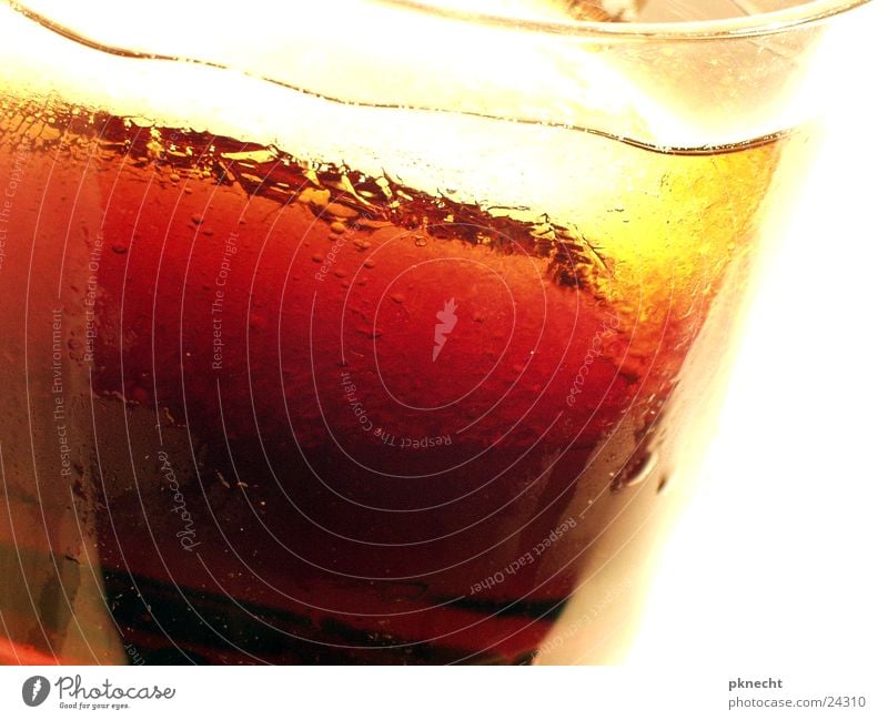 Sommer - Sonne - Cola trinken frisch kalt Getränk Eiswürfel Physik Kühlung nass Eistee Coolness Durst Coca Glas Wärme fresh Erfrischung