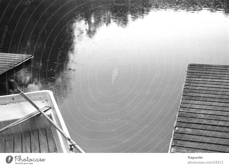 1632-025 See Regen Steg Wasserfahrzeug trüb Schwarzweißfoto
