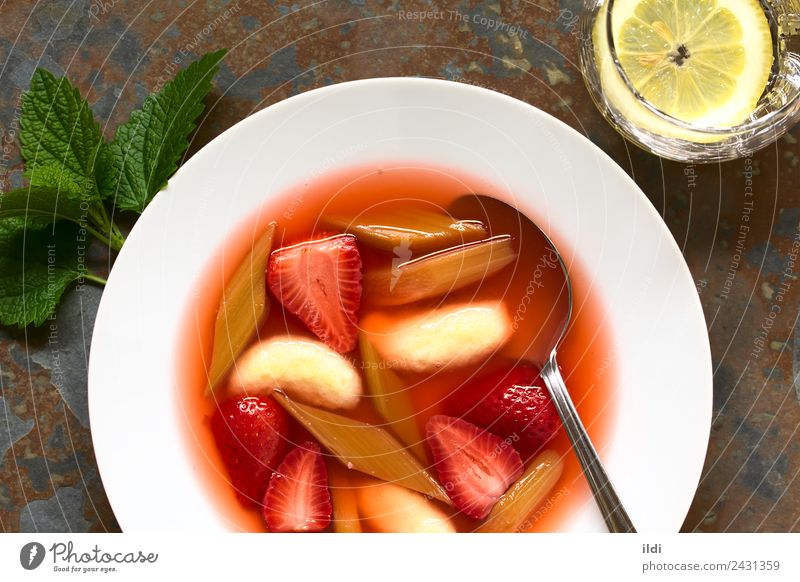 Erdbeer-Rhabarber-Suppe mit Grießknödel Frucht Eintopf Dessert frisch Lebensmittel Beeren Erdbeeren Knödel kalt gedünstet Kompott süß Amuse-Gueule Snack