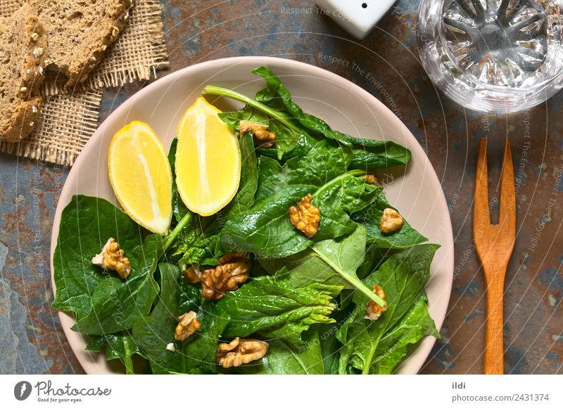 Spinat-Walnuss-Salat Gemüse Vegetarische Ernährung frisch Lebensmittel Salatbeilage Nut Walnussholz roh Vegane Ernährung Gesundheit Speise Seite Snack Zitrone