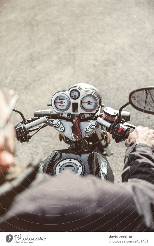 Senior Mann steuert Motorrad auf der Straße Ferien & Urlaub & Reisen Ausflug Abenteuer Spiegel Mensch Erwachsene Hand Verkehr Fahrzeug Metall alt authentisch