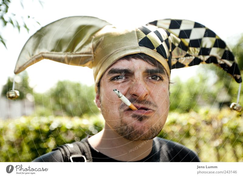 Harlekin maskulin 1 Mensch Rauchen Aggression Karneval Clown Zigarette Farbfoto Porträt Blick in die Kamera