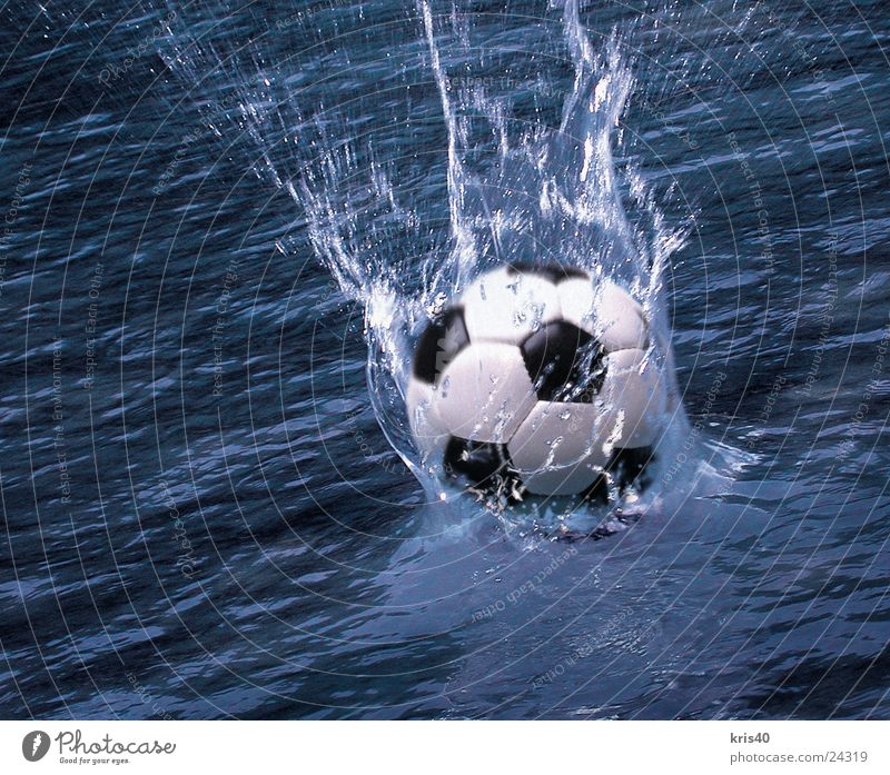 Wasserball spritzen Sport Ball Fußball Wasseroberfläche Wasserspritzer Dynamik Bewegungsunschärfe platschen