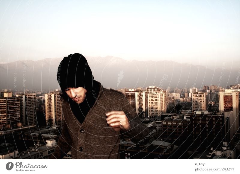 Über der Stadt maskulin Junger Mann Jugendliche 1 Mensch 18-30 Jahre Erwachsene Santiago de Chile Südamerika Hauptstadt Skyline Hochhaus Mantel Mütze entdecken