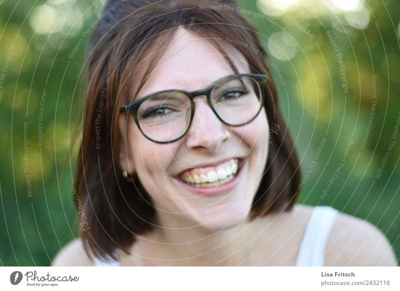 zauberhaft. schön Gesicht Gesundheit feminin Junge Frau Jugendliche 1 Mensch 18-30 Jahre Erwachsene Piercing Brille brünett kurzhaarig lachen ästhetisch