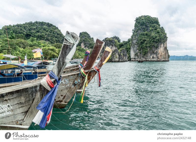 Holzboote vor Insel Landschaft Sommer Urwald Küste Bucht Meer Thailand Asien Schifffahrt Motorboot liegen exotisch Ferien & Urlaub & Reisen Longtail