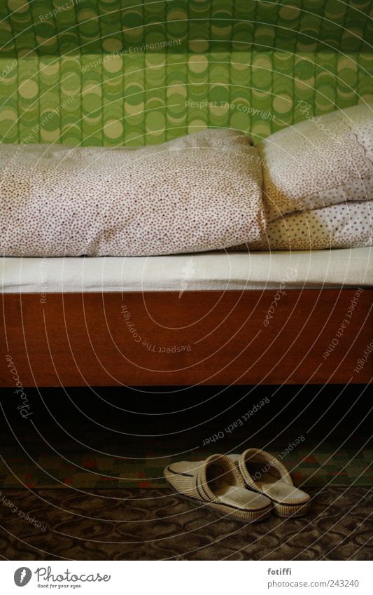 hinter omas gardinen IV Holz gut schön Bett Bettdecke Hausschuhe Teppich alt fertig einladend weich Muster grün gediegen schlafen Farbfoto Innenaufnahme