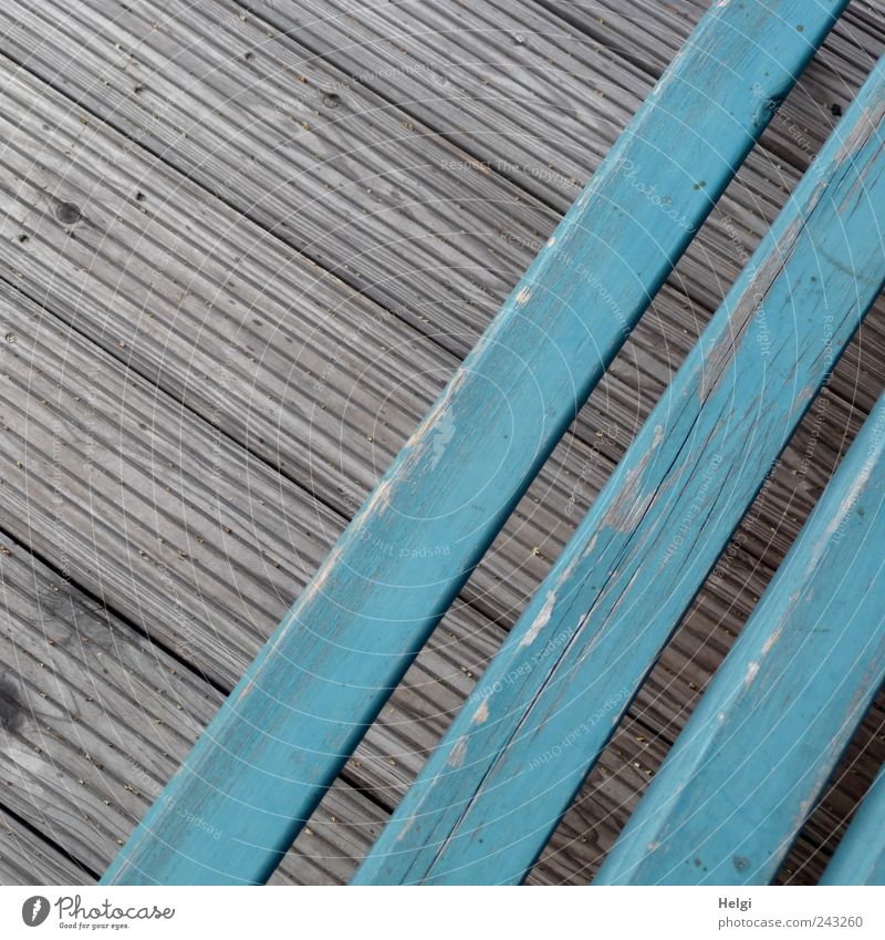 Diagonale Bank Holzfußboden Linie alt Häusliches Leben ästhetisch authentisch eckig blau grau Ordnungsliebe Einsamkeit bizarr einzigartig Freizeit & Hobby
