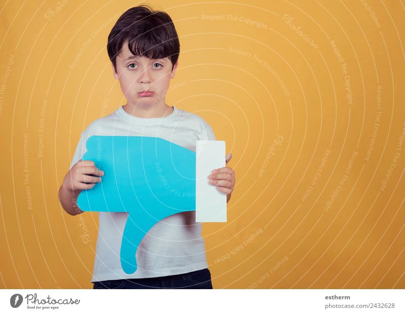 trauriger Junge mit einer großen Abneigung auf gelbem Hintergrund Lifestyle Mensch maskulin Kind Kleinkind Kindheit 1 8-13 Jahre Zeichen Schilder & Markierungen