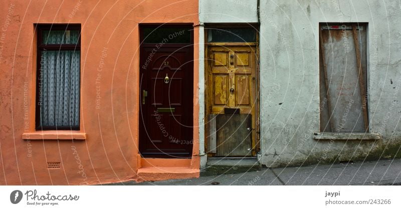 Gegensätze Cork Haus Mauer Wand Fassade Fenster Tür alt dreckig hässlich kaputt neu Sauberkeit schön Gegenteil Kontrast Holzbrett schäbig Renoviert verfallen