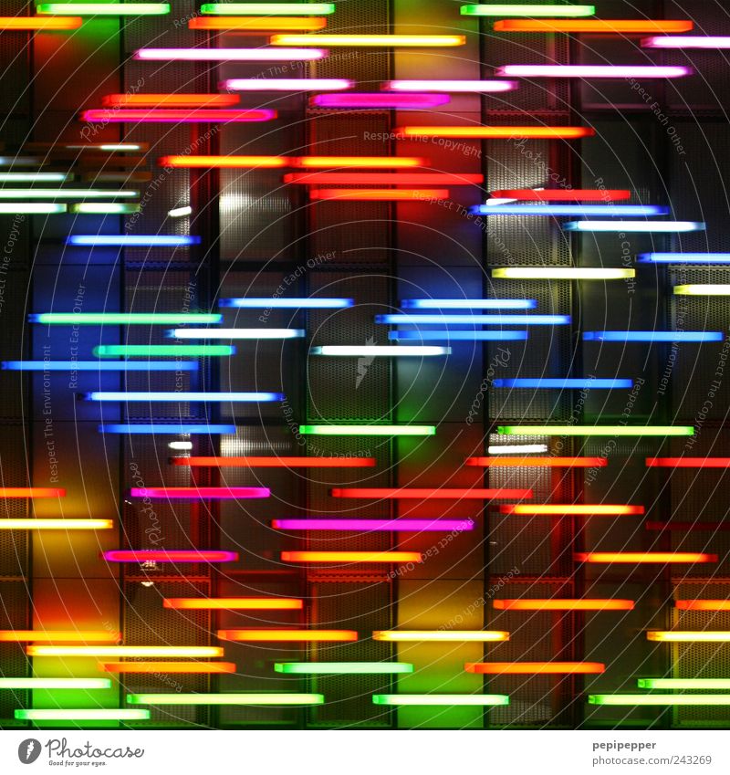 -_-__--_---_-- Lampe Hauptstadt Mauer Wand Fassade Linie Streifen leuchten verrückt schön mehrfarbig Energie Farbe Kitsch Lichterscheinung Farbfoto