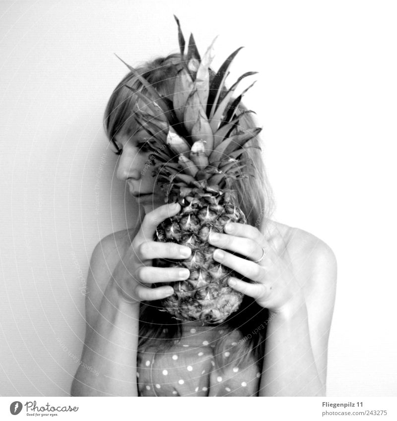 hinter der Ananas feminin Junge Frau Jugendliche Kopf Haare & Frisuren 1 Mensch Stoff berühren Denken schön stachelig Verschwiegenheit ruhig Ananasblätter