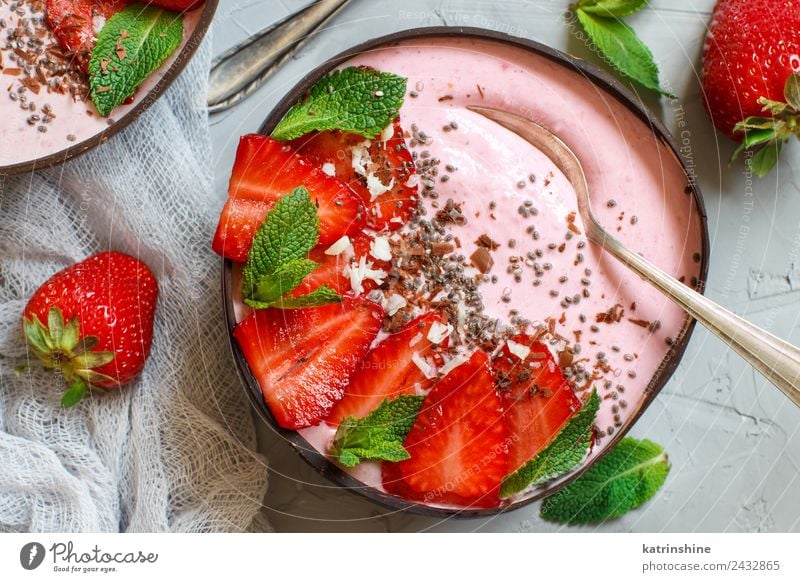 Erdbeer-Smoothie-Schale Joghurt Frucht Dessert Ernährung Frühstück Vegetarische Ernährung Diät Schalen & Schüsseln Löffel Sommer frisch grau grün rosa rot weiß