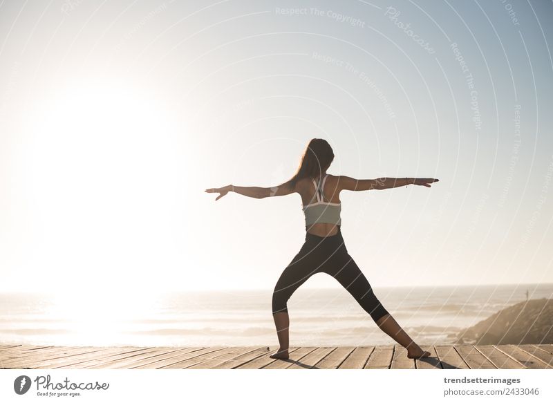 Frauen bei Pilates am Strand Diät Lifestyle Glück schön Körper Wellness Erholung Meditation Ferien & Urlaub & Reisen Sommer Meer Yoga Mensch Erwachsene Natur