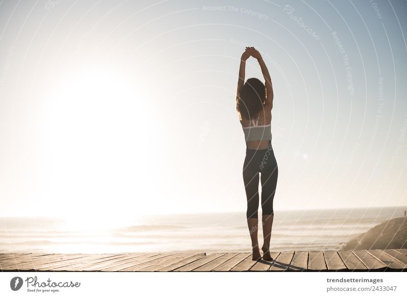 Frauen bei Pilates am Strand Diät Lifestyle Glück schön Körper Wellness Erholung Meditation Ferien & Urlaub & Reisen Sommer Meer Yoga Mensch Erwachsene Natur