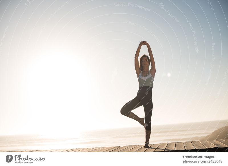 Fitte Frau bei Sonnenuntergang am Strand Lifestyle Körper Wellness Erholung ruhig Meditation Freiheit Meer Sport Yoga Erwachsene Natur Himmel Fitness Energie