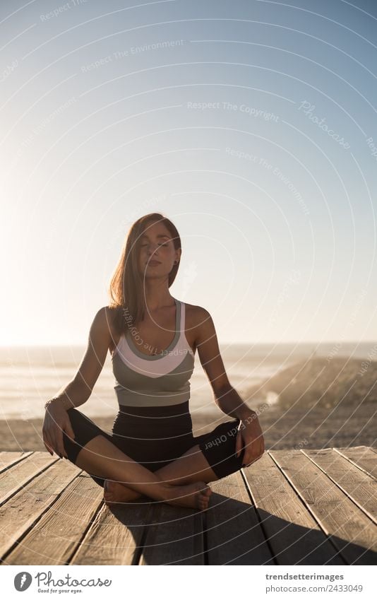Frauen, die am Strand meditieren. Diät Lifestyle Glück schön Körper Wellness Erholung Meditation Ferien & Urlaub & Reisen Sommer Meer Yoga Mensch Erwachsene