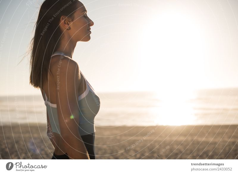 Frau genießt wunderschönen Sonnenuntergang am Strand Lifestyle Glück Leben harmonisch Erholung Meditation Ferien & Urlaub & Reisen Freiheit Sommer Meer Yoga