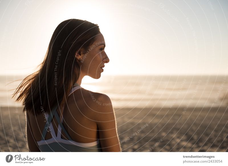 Frau genießt wunderschönen Sonnenuntergang am Strand Lifestyle Glück Leben harmonisch Erholung Meditation Ferien & Urlaub & Reisen Freiheit Sommer Meer Yoga