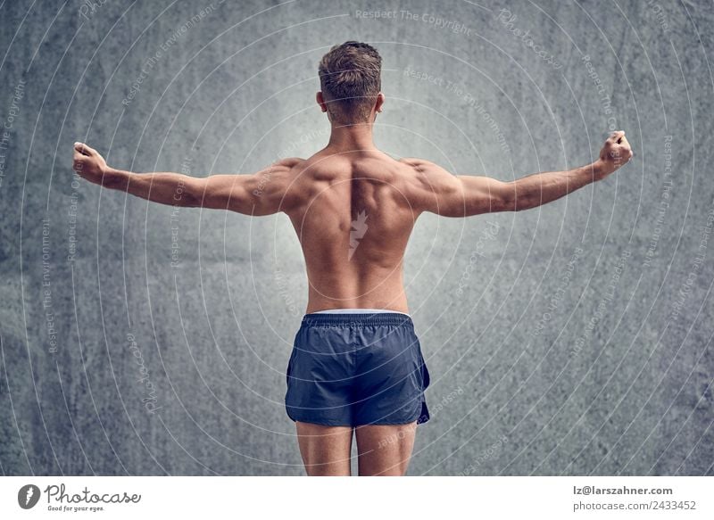 Junger männlicher Bodybuilder posierend Körper Sport Mann Erwachsene 18-30 Jahre Jugendliche Fitness muskulös stark Kraft Rücken Körperhaltung Hintergrund