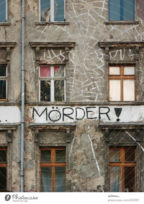 . Schriftzeichen Text Mörder Mord Kriminalroman Graffiti Haus schuldig Gebäude Fassade Fenster Gewalt Angst Todesangst Politik & Staat protestieren rebellieren