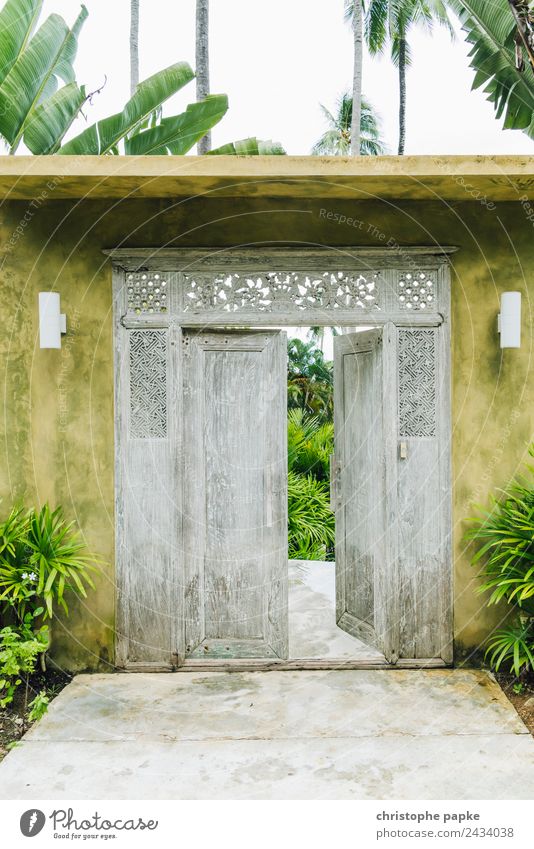 Wenn sich eine Tür schließt... Ferien & Urlaub & Reisen Ferne Haus Garten Schönes Wetter Thailand Mauer Wand alt authentisch exotisch offen Zugang Palme Holz