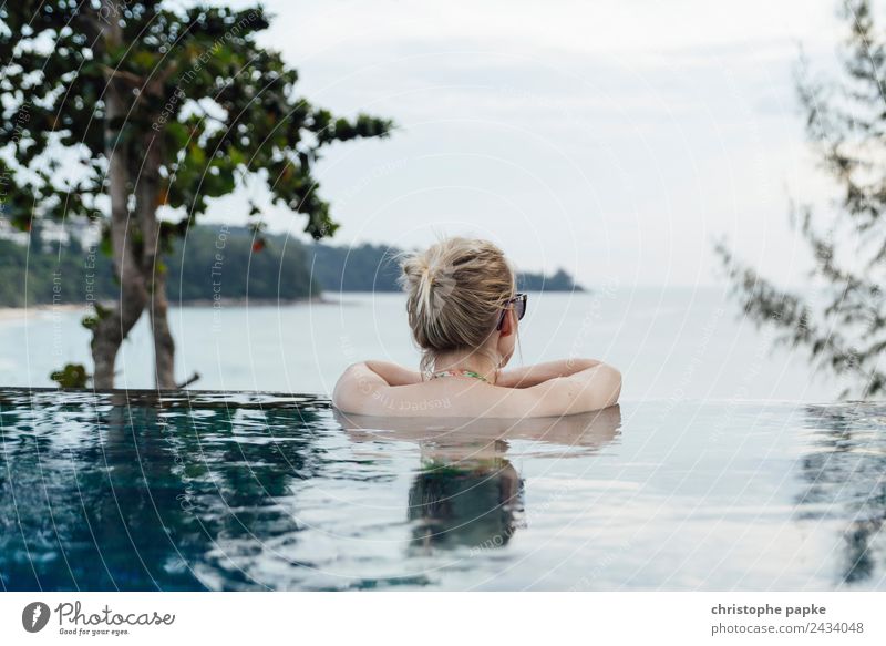 Rückansicht einer blonden Frau  im Infinity Pool Wellness harmonisch Wohlgefühl Zufriedenheit Sinnesorgane Erholung ruhig Spa Schwimmbad Schwimmen & Baden