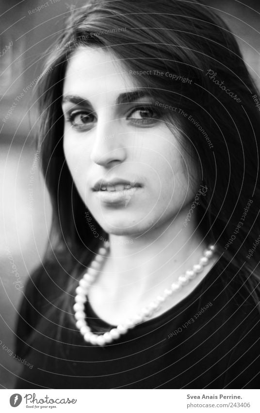 wild. (700) elegant Stil feminin Junge Frau Jugendliche Haare & Frisuren Gesicht 1 Mensch 18-30 Jahre Erwachsene Accessoire Perlenkette langhaarig schön