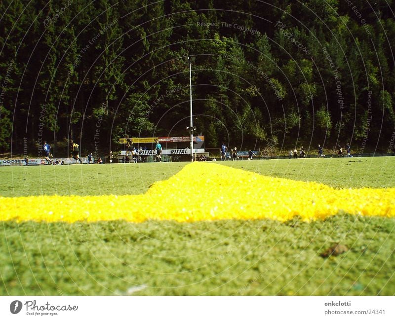 Mittellinie gelb Kunstrasen grün Sportplatz Linie Rasen Fußball